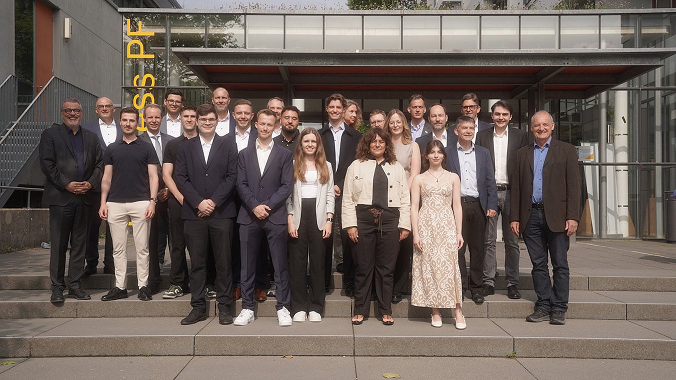 The honoured students with Dean Prof. Dr. Thomas Cleff