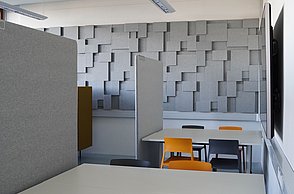 Tische und Stühle in einem kollaborativen Lernraum