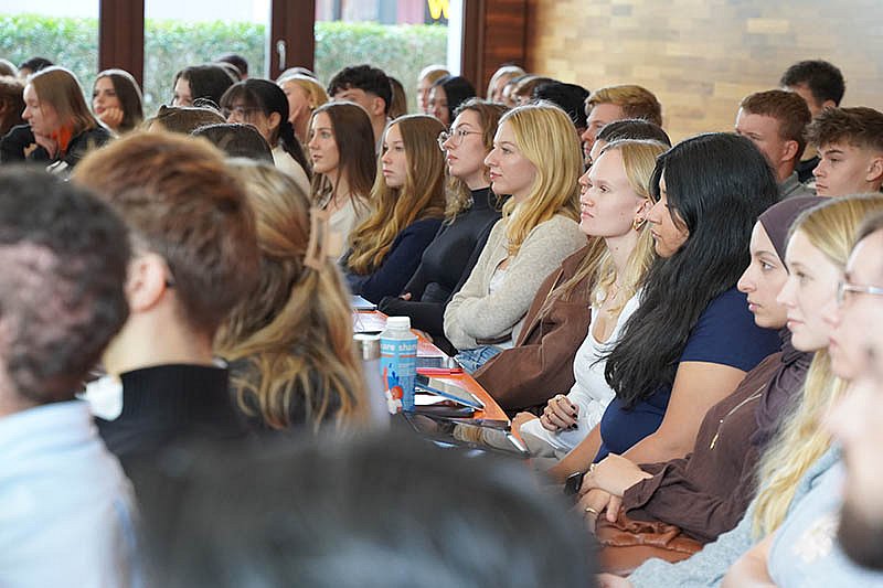 A group of female Bachelor’s students from Pforzheim Business School listens attentively