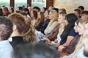 Eine Reihe von weiblichen Bachelor-Studierenden der Business School Pforzheim hört aufmerksam zu