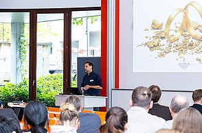 Ein Goldschmied aus Hamburg hält einen Vortrag.
