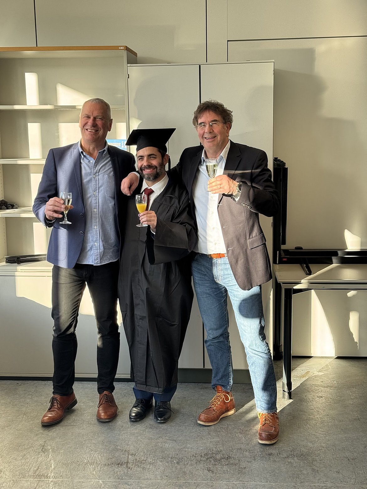 Nach der Doktorprüfung feiern gemeinsam Prof. Klein, Eloy Melian und Prof. Thißen