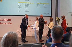 Prof. Dr. Dirk Wentzel and Prof. Dr. Thomas Cleff present the Beta Gamma Sigma award to students