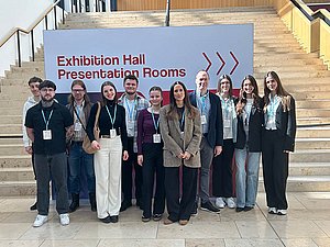 Vier Studierende und Prof. Dr. Ulrich Föhl auf der succeet Messe in Wiesbaden mit Markforschungs-Experten 
