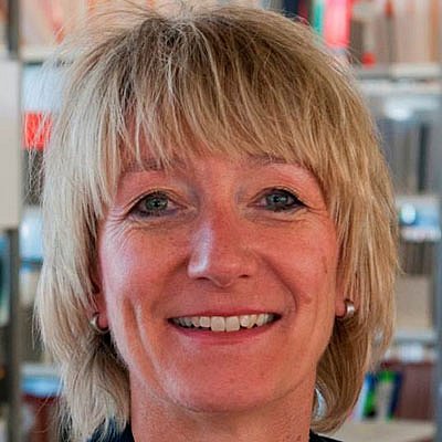 Frau Bettina Dietz lächelt in die Kamera.