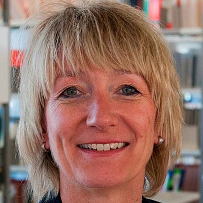 Frau Bettina Dietz lächelt in die Kamera.