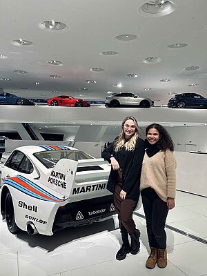 Romina und Sophie bei der Führung durchs Porsche-Museum