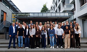 Neue Studierende stehen vor dem Gebäude der Business School Pforzheim