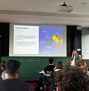 Präsentation im Seminarraum beim Gastvortrag von Lidl