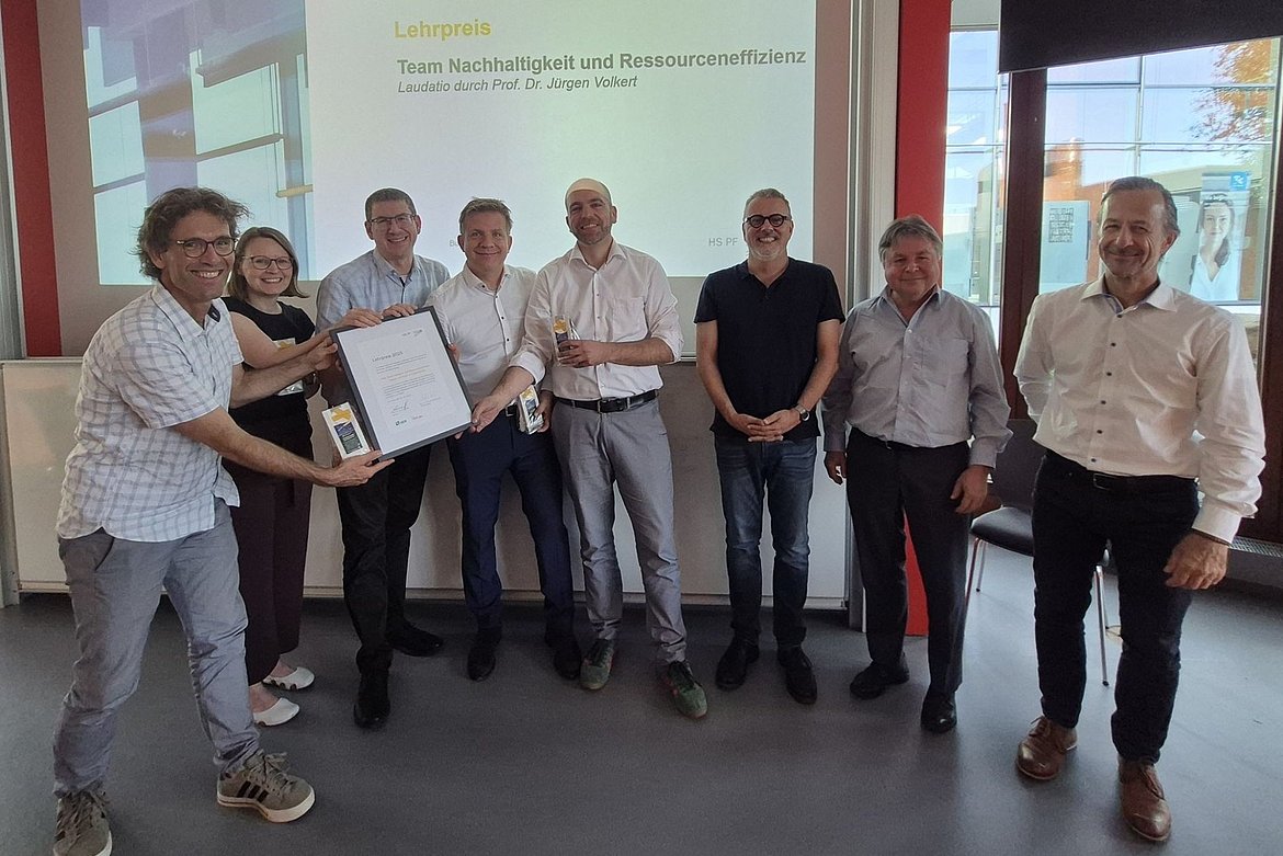 Team der Studiengänge BNRE/MLICS mit Urkunde