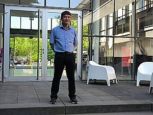 Prof. Dr. Frank Morelli vor der Business School