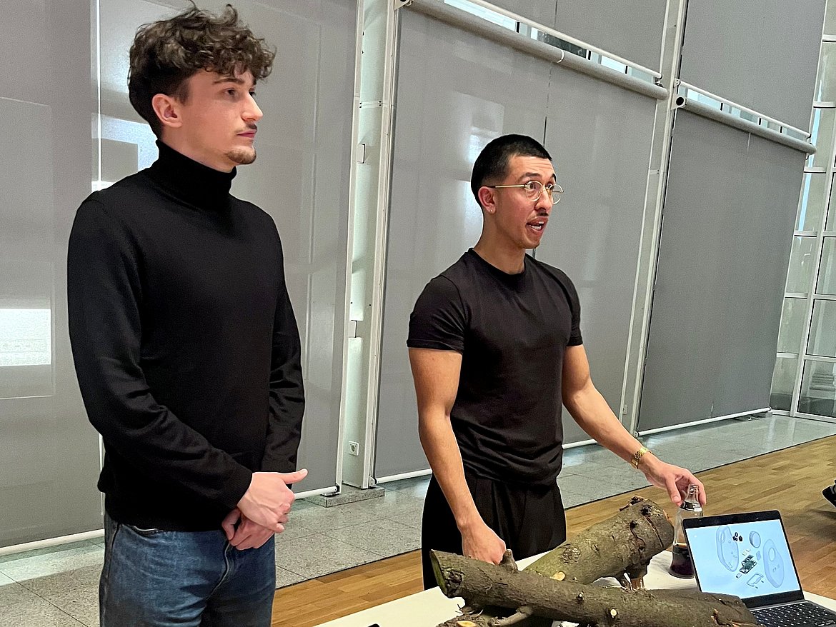 Louis Karliczek und Max Schmidt Torres bei der Präsentation ihrer Innovation