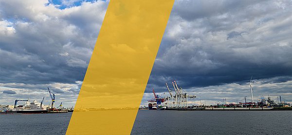 Containerschiffe in Hamburg auf der Elbe