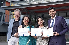 Drei Beta Gamma Sigma Mitglieder mit Prof. Dr. Harald Strotmann