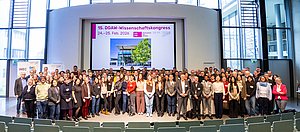 Gruppenfoto aller Teilnehmenden am 15. DGAW-Wissenschaftskongress im Audimax der Hochschule Pforzheim