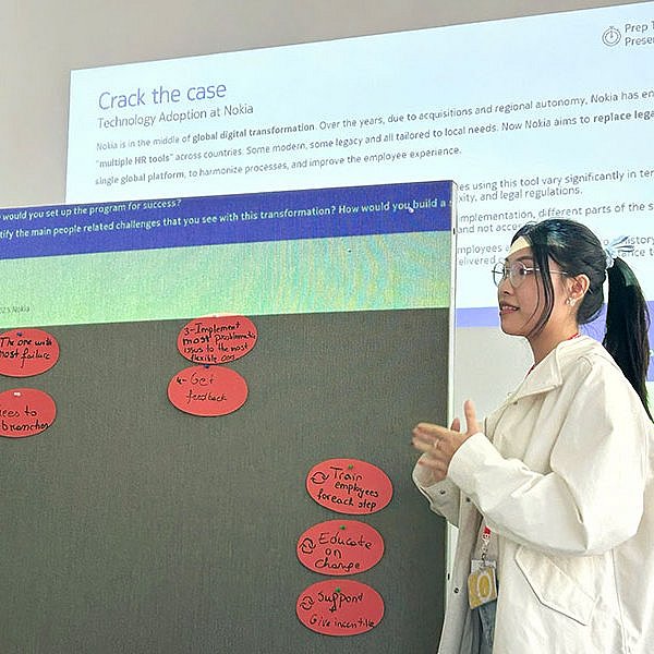 Ann Tho Tran hält eine Präsentation 