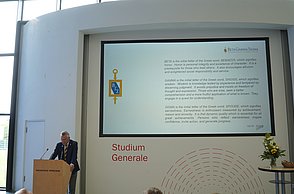 Prof. Dr. Dirk Wentzel, Chapter President, führt die Beta Gamma Sigma Zeremonie durch