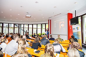 Viele Besucher hören gespannt den Vorträgen zu.