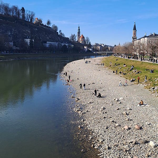 Die Salzach fließt durch Salzburg – Altstadt und Festung im Hintergrund