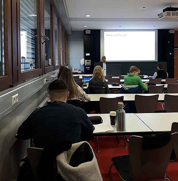 Friederike Kohl bei ihrem Vortrag vor den Studierenden