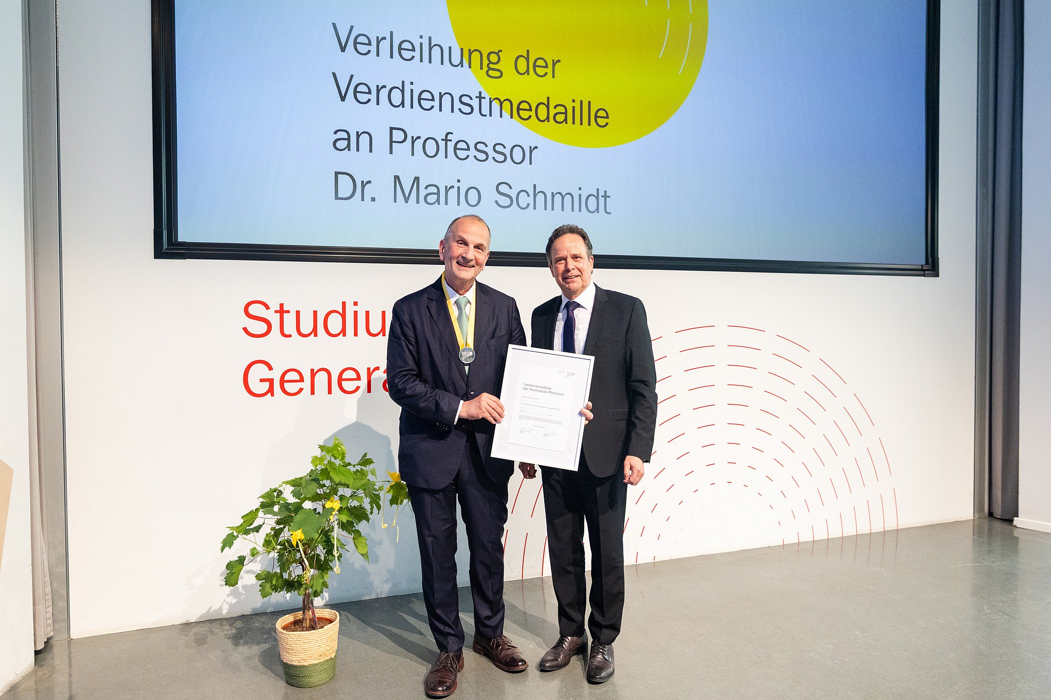 Prof. Dr. Mario Schmidt und Prof. Dr. Ulrich Jautz mit Urkunde und Medaille