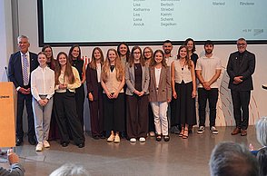 Prof. Dr. Dirk Wentzel and Prof. Dr. Thomas Cleff celebrate the Beta Gamma Sigma award with the students
