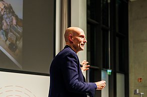 Prof. Thomas Hensel während seines Vortrages im Audimax der Hochschule Pforzheim.