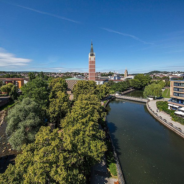 Stadt Pforzheim mit der Enz im Vordergrund