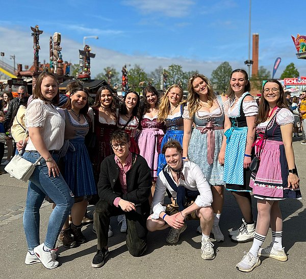 MCM-Studierende auf einem Ausflug zum Stuttgarter Frühlingsfest 