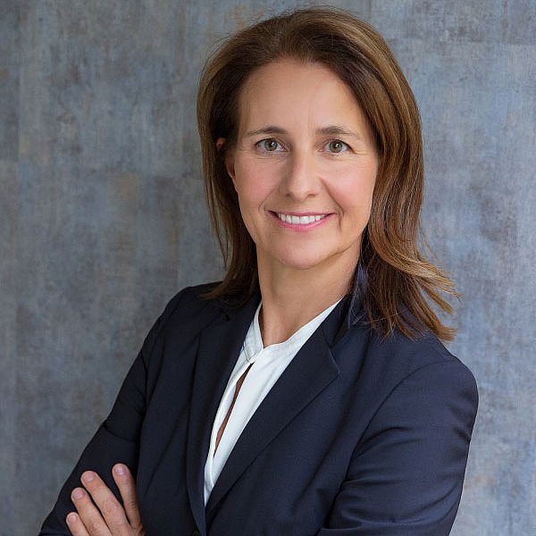 Frau Prof. Dr. Walter schaut lächelnd in die Kamera mit einem schwarzen Blazer. 