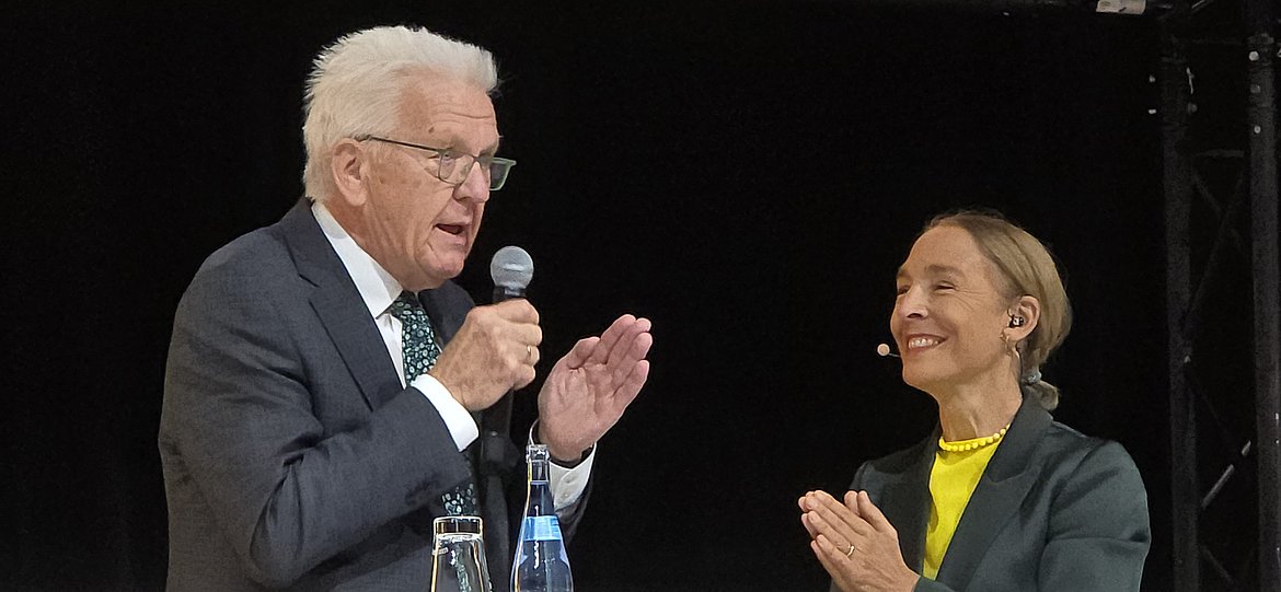 MP_Kretschmann_2025_KongRESS Ministerpräsident Winfried Kretschmann mit Mikrofon mit Moderatorin Andrea Thilo
