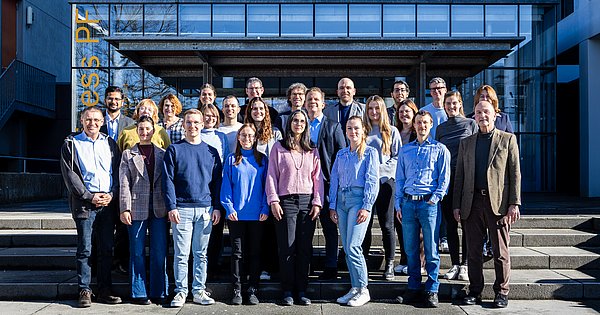 Professor:innen und wissenschaftliche Mitarbeiter:innen des INEC aufgestellt auf den Stufen vor dem Haupteingang der Hochschule