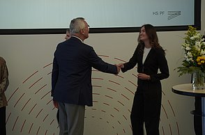 Professor Dr. Dirk Wentzel, Chapter President von Beta Gamma Sigma, gratuliert einer Studierenden
