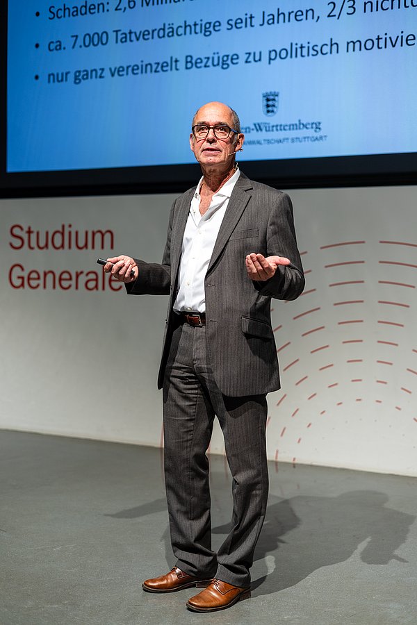 Oberstaatsanwalt Peter Holzwarth während seinem Vortrag im Audimax