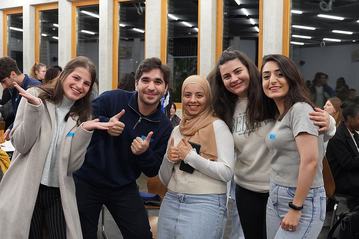 International Studierende beim Spieleabend an der Business School