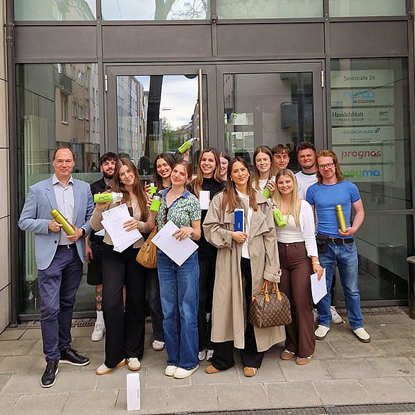 Studiengang BKPM vor dem Psyma Gebäude während ihrer Exkursion.