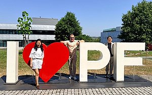 Alumnigruppe am "I love PF"-Fotopoint auf dem Campus
