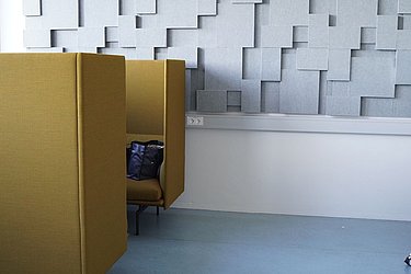 Akustikpanele in einem kollaborativen Lernraum 