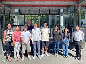 Die Schülerinnen und Schüler der Fritz-Erler-Schule Pforzheim gemeinsam mit ihren Lehrern und Prof. Dr. Morelli