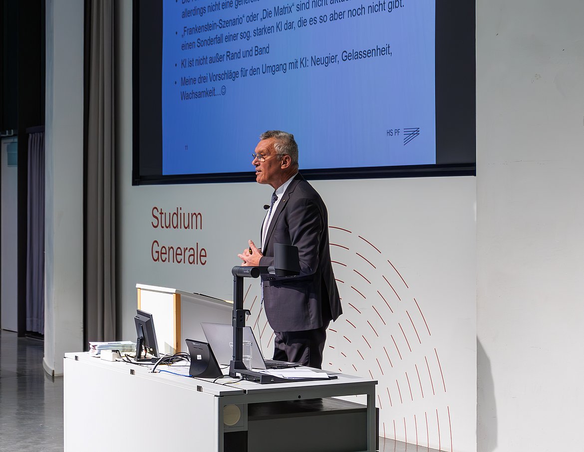 Prof. Wentzel während einer Vorlesung.