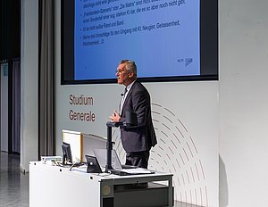 Prof. Wentzel während einer Vorlesung.