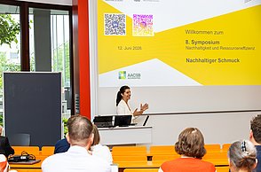Eine Professorin hält die Eröffnungsrede.