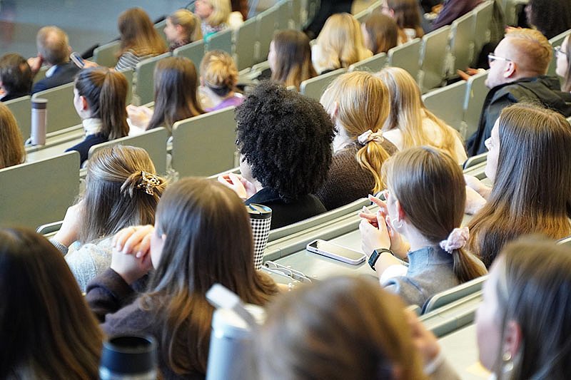 Masterstudierende im Hörsaal während der Masterbegrüßung an der Business School Pforzheim