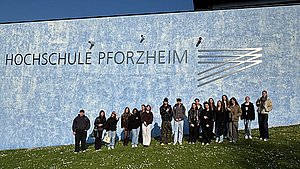 Studierende des ersten Semesters vor der Hochschule Pforzheim