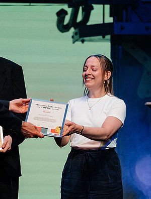 Daniela Zaus erhält den Wissenschaftspreis von der Deutschen Public Relations Gesellschaft e. V. (DPRG) für ihre Masterarbeit