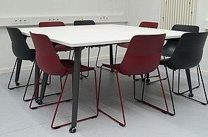 Tisch mit mehreren Stühlen