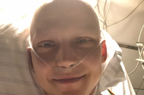 Krebskranker junger Patient hängt an Schläuchen.