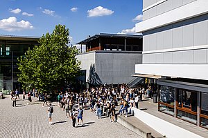 Masterstudierende auf dem Campus der Business School Pforzheim im Sommer