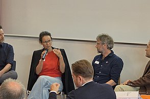 Eine Diskussionsrunde zwischen vier Referenten.