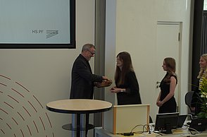 Dekan Prof. Dr. Thomas Cleff überreicht die Beta Gamma Sigma Auszeichnung